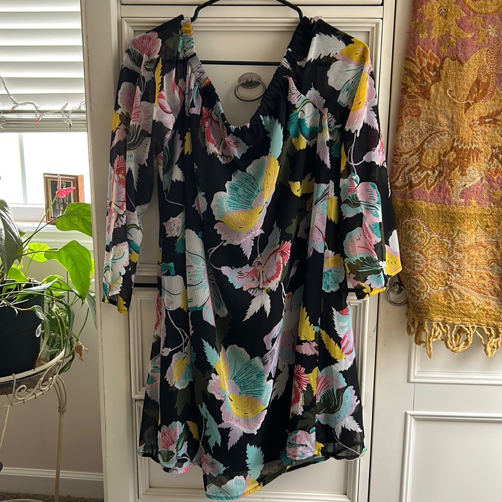 Beautiful floral lightweight  lined dress. Size L